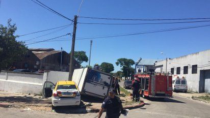 choque entre un camion y un taxi con un hombre y una mujer en grave estado