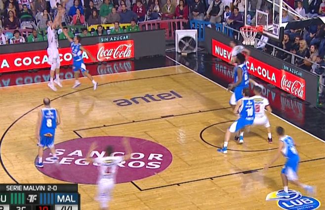 Felley ya lanzó su triple e irá directamente a la cesta. El extranjero de Aguada marcó la diferencia