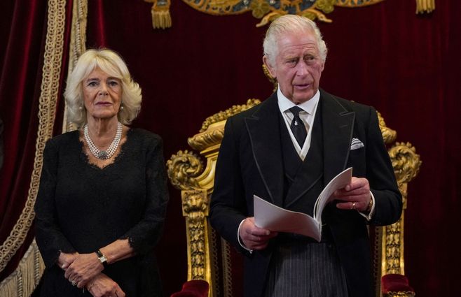 Carlos III y la reina consorte Camila Parker. AFP.