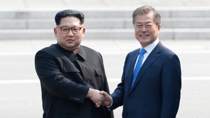 historico apreton de manos de kim jong un y moon jae-in abre cumbre intercoreana
