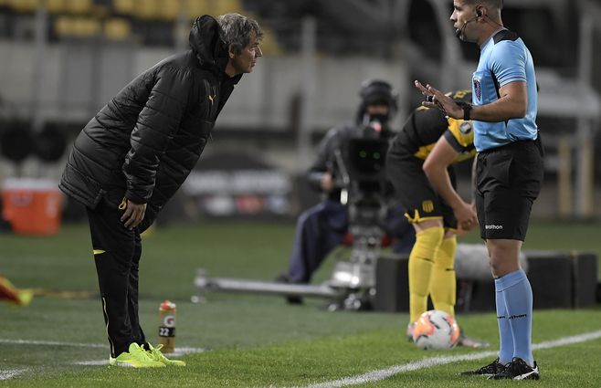 Mario Saralegui terminó expulsado, intentó agredir al árbitro y debió ser reducido por sus propios jugadores para que el incidente no pasara a mayores