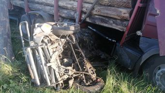 camioneta quedo debajo de camion y dos personas perdieron la vida en un siniestro