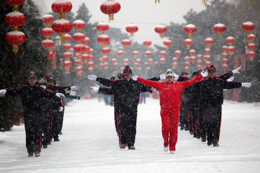 La gente hace ejercicios durante la primera nevada del Nuevo Año Lunar en Shenyang. China.