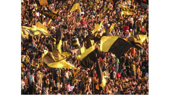 La hinchada de Peñarol recibió a su equipo en el Aeropuerto