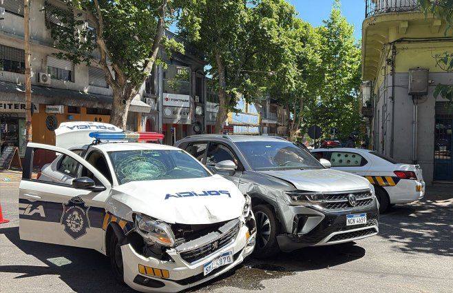 Foto: Mª Eugenia Scognamiglio, Subrayado. Choque en el Centro de Montevideo deja un policía herido.