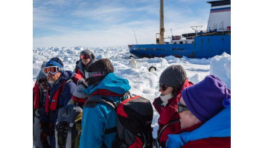 Rescatan a los 52 pasajeros de buque ruso varado en la Antártida