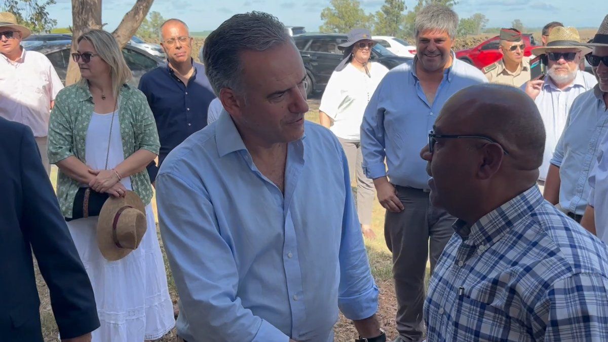 Yamandú Orsi visitó Young y participó de la inauguración de la cosecha de girasol
