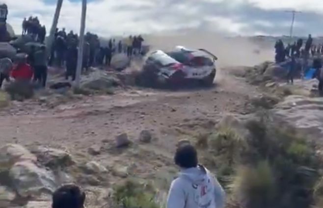 Un espectador de rally murió al ser atropellado por un auto en competencia en Córdoba
