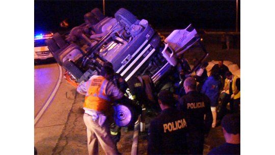 Impactante vuelco de un camión; conductor quedó atrapado