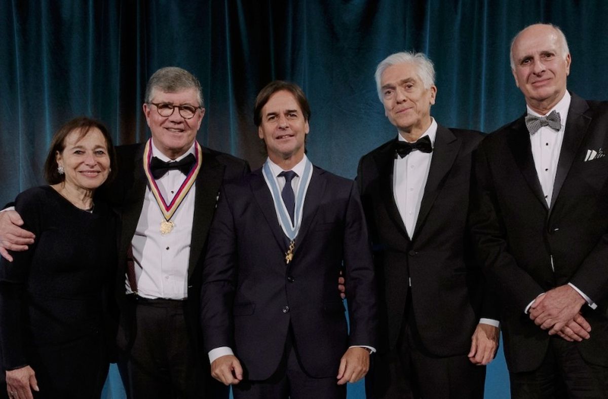 Lacalle Pou recibe la Insignia de Oro de la Americas Society. Foto: Paula Abreu. Lacalle Pou recibe la Insignia de Oro de la Americas Society. Foto: Paula Abreu.
