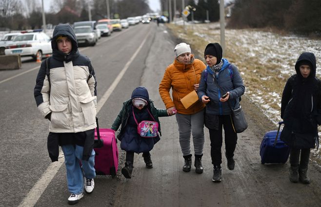 Familias huyen de Ucrania. (Foto: AFP).