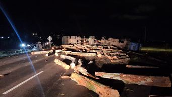 camion intento no embestir otros vehiculos siniestrados y volco en ruta 5