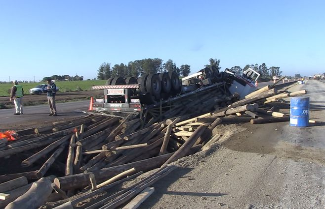 accidente-camion-madera-ruta-5-florida.jpg