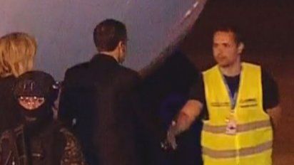 Macron saluda a un operario en lugar de lo que exige el protocolo.