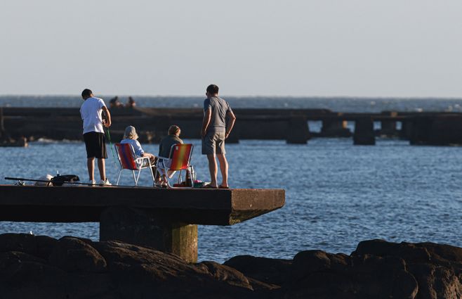 focouy-verano-calor-muelle-pesca-pescadores-montevideo-ciudad-playa-rio