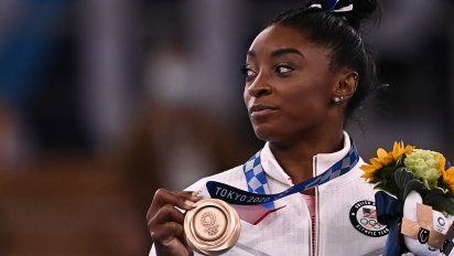 simone biles se sobrepuso a los problemas y obtuvo medalla de bronce