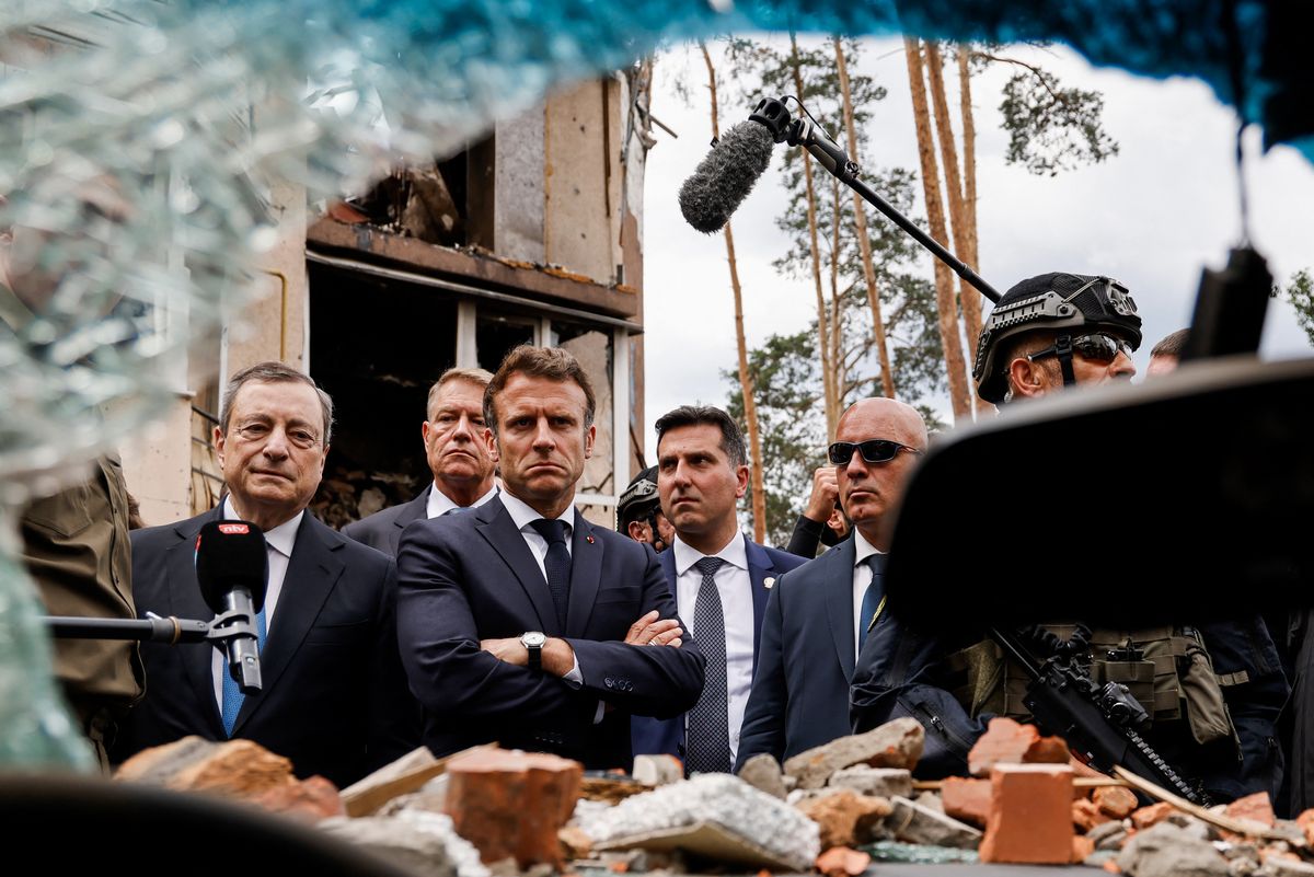 El primer ministro italiano Mario Draghi (izquierda) y el presidente francés Emmanuel Macron (centro) asisten a una visita con el canciller alemán (sin ser visto) en Irpin el 16 de junio de 2022. Es la primera vez que los líderes de los tres países de la Unión Europea visitan Kiev desde la invasión rusa de Ucrania el 24 de febrero. Deben reunirse con el presidente ucraniano Volodymyr Zelensky, en un momento en que Kyiv está presionando para ingresar a la UE.