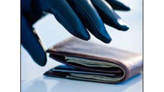Una mujer robó una billetera y fue procesada sin prisión