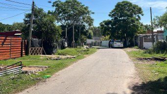 Foto: María Eugenia Scognamiglio, Subrayado. Policía trabaja en el barrio Tres Ombúes.