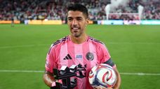 Tres goles de Luis Suárez, mejor jugador del partido y se lleva la pelota, una vez más. Foto: AFP Tres goles de Luis Suárez, mejor jugador del partido y se lleva la pelota, una vez más. Foto: AFP
