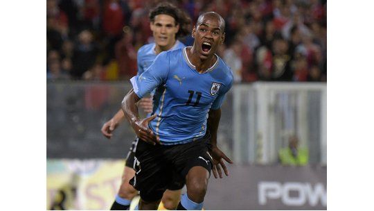Cavani y Rolan AFP