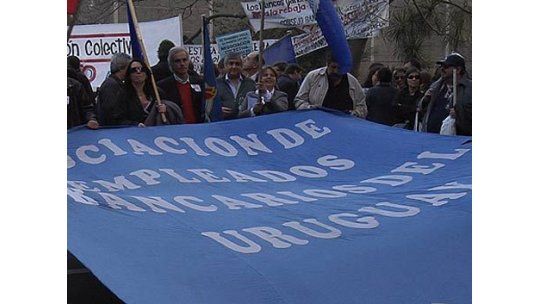 AEBU y el gobierno diseñan la agenda del nuevo acuerdo