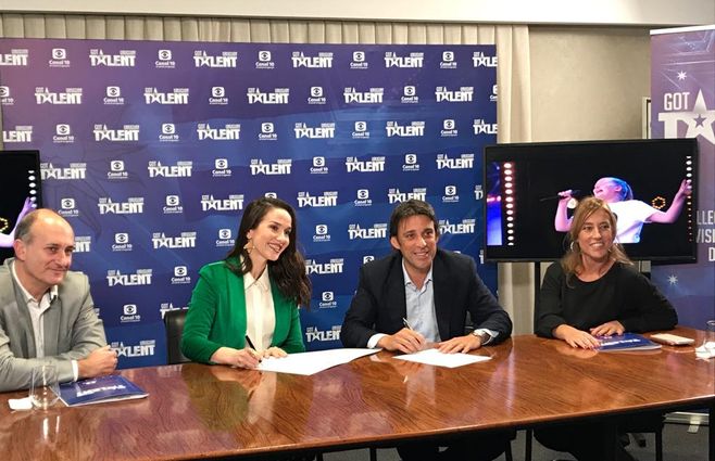 Foto: Alejando Cattaneo, gerente general de canal 10; Natalia Oreiro; Martín Villar, director general del canal y Patricia Daujotas, directora de contenidos.