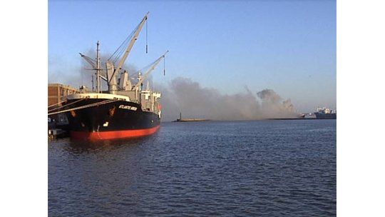 Se incendió un barco asiático en la bahía de Montevideo