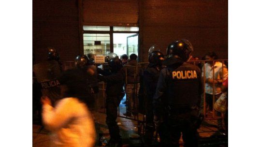 Incidentes en la puerta de la Corte Electoral por credencial