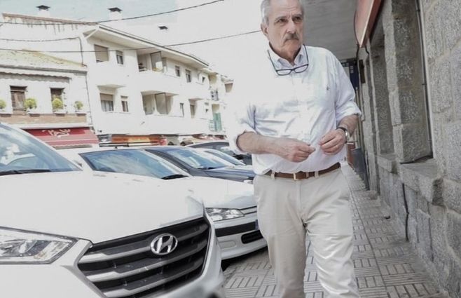 Adolfo Scilingo, caminando por una calle de un pueblo español cerca de Madrid. 