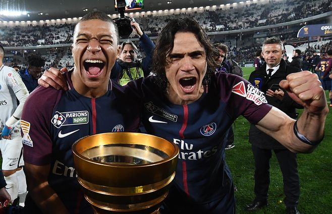 Cavani-con-la-COPA-AFP-2.jpg