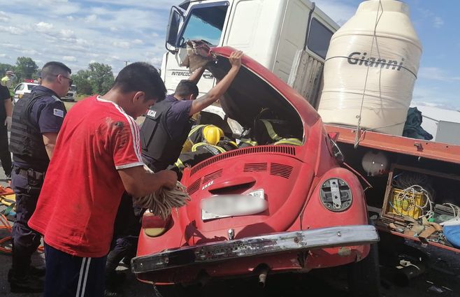 accidente-Fusca-ruta-3-noviembre-27.jpg