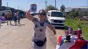 Militantes reparten papeletas del SI en feria de Maldonado. Foto: captura de video subido a redes sociales.