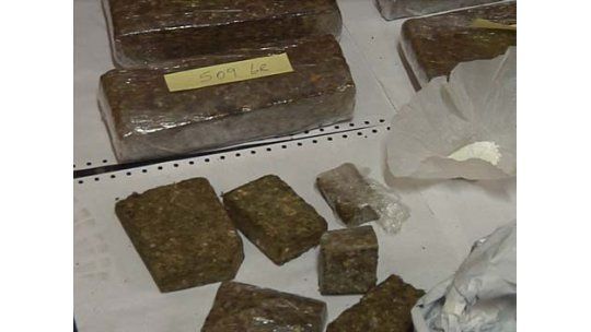 Incautan 13 kilos de marihuana y armas en una casa abandonada
