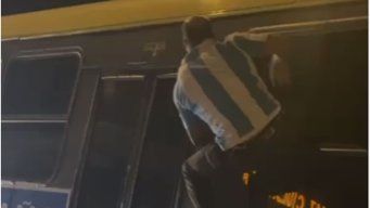 Foto: el supuesto agresor del trabajador del transporte, captado cuando sale del ómnibus por una venta. El conductor del ómnibus no pudo evitar chocar contra otra unidad. Video enviado a Subrayado.