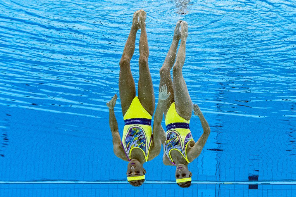 Una vista submarina muestra a la mexicana Nuria Diosdado García y la mexicana Joana Jiménez García mientras compiten en el evento de natación artística de rutina técnica de dúo femenino durante el Tokio. &nbsp;