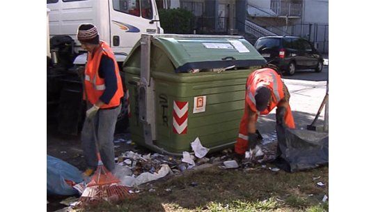 Frío polar: dormía en contenedor de basura y quedó atascado