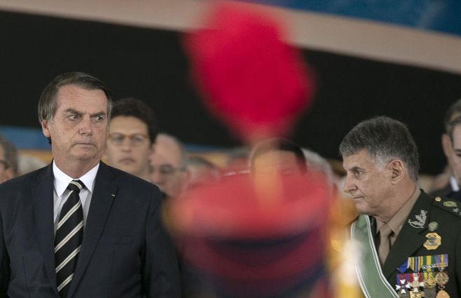 Jair Bolsonaro&nbsp;&nbsp;ingresó en 1974 en la Academia Militar Das Agulhas&nbsp; y egresó en 1977. A fines de los 80, renunció a su cargo de capitán tras ser sancionado por sus protestas por bajos salarios.&nbsp;