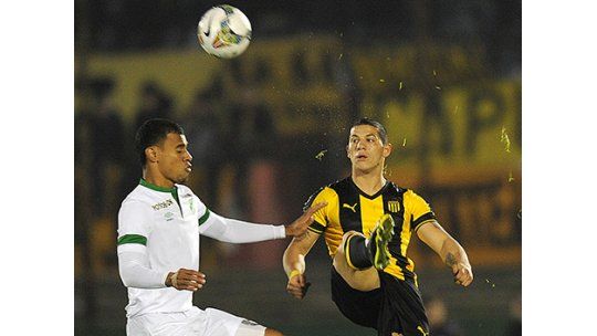 Peñarol empató 2-2- ante Deportivo Cali y se complicó la serie