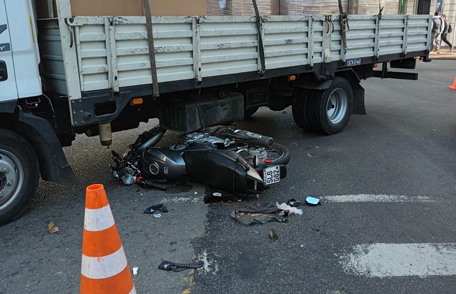 Siniestro de tránsito entre una moto y un camión en el Centro de Montevideo. Foto: Beatriz Martínez, periodista de Subrayado.