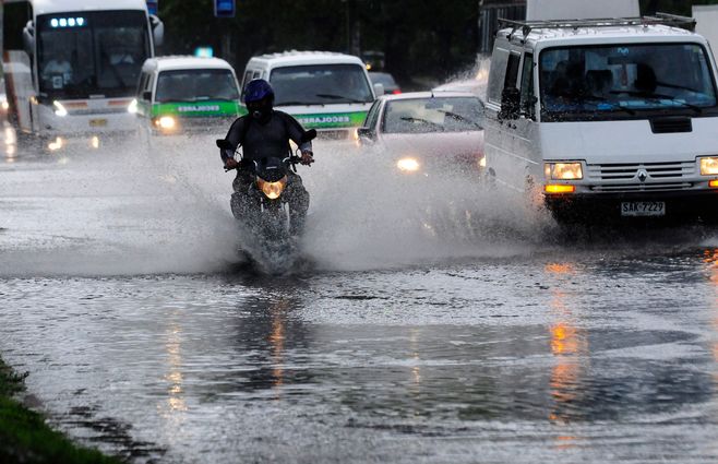 focouy-lluvia-tormenta-calles-inundadas-montevideo-transito-agua