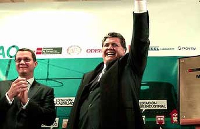 Jorge Barata de Odebrecht (a la izquierda) aplaude a Alan Garcia durante la inauguración de la Línea 1 del Metro de Lima. El presidente usó su poder para decidir sobre las autoridades municipales. 