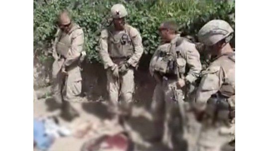Video muestra a marines de EE.UU. orinando sobre cadáveres