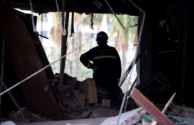 &nbsp;Un bombero está de pie entre los escombros tras la explosión en un edificio de Villa Biarritz. Varias personas resultaron heridas. Foto: Gastón Britos/Foco UY