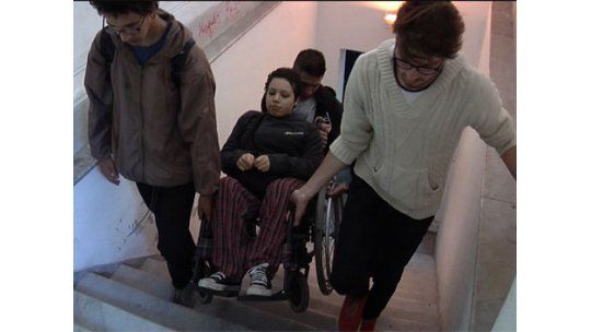 Alumnos del IAVA cargan por escalera a compañera discapacitada