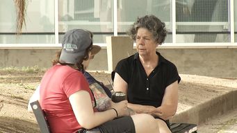 es jubilada, tuvo que reinventarse a los 60 y brinda taller de mate para extranjeros: la historia de shirley