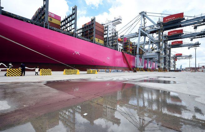 El portacontenedores en el puerto de Montevideo. Foto: FocoUy