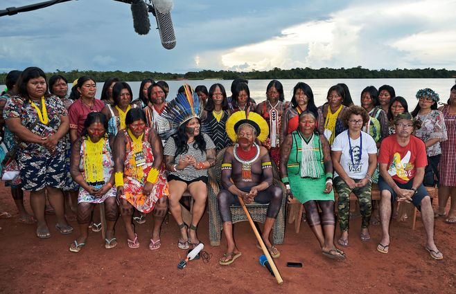 Cacique Raoni de la tribu Kayapo (centro) y Sonia Guarajaja posan para una foto en Piaracu, cerca de Sao Jose do Xingu, Mato Grosso, Brazil, el 15 de enero de 2020. Foto: Carl de Souza / AFP.