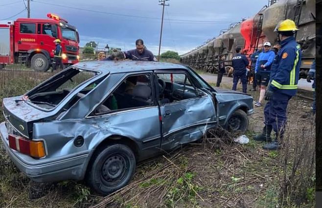 Choque de tren y auto. Foto cedida por Mariano Pouso, vicepresidente de Unión Ferroviaria.&nbsp;