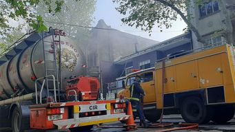 se incendio un local de insumos informaticos y hubo que evacuar casas linderas